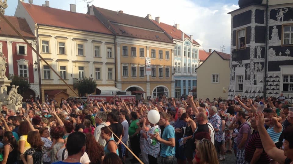 Původní rekord v připíjení byl 303 pohárků. Ale ten se už za chvíli podařilo překonat. Nakonec si v Mikulově na náměstí najednou připilo 480 lidí!